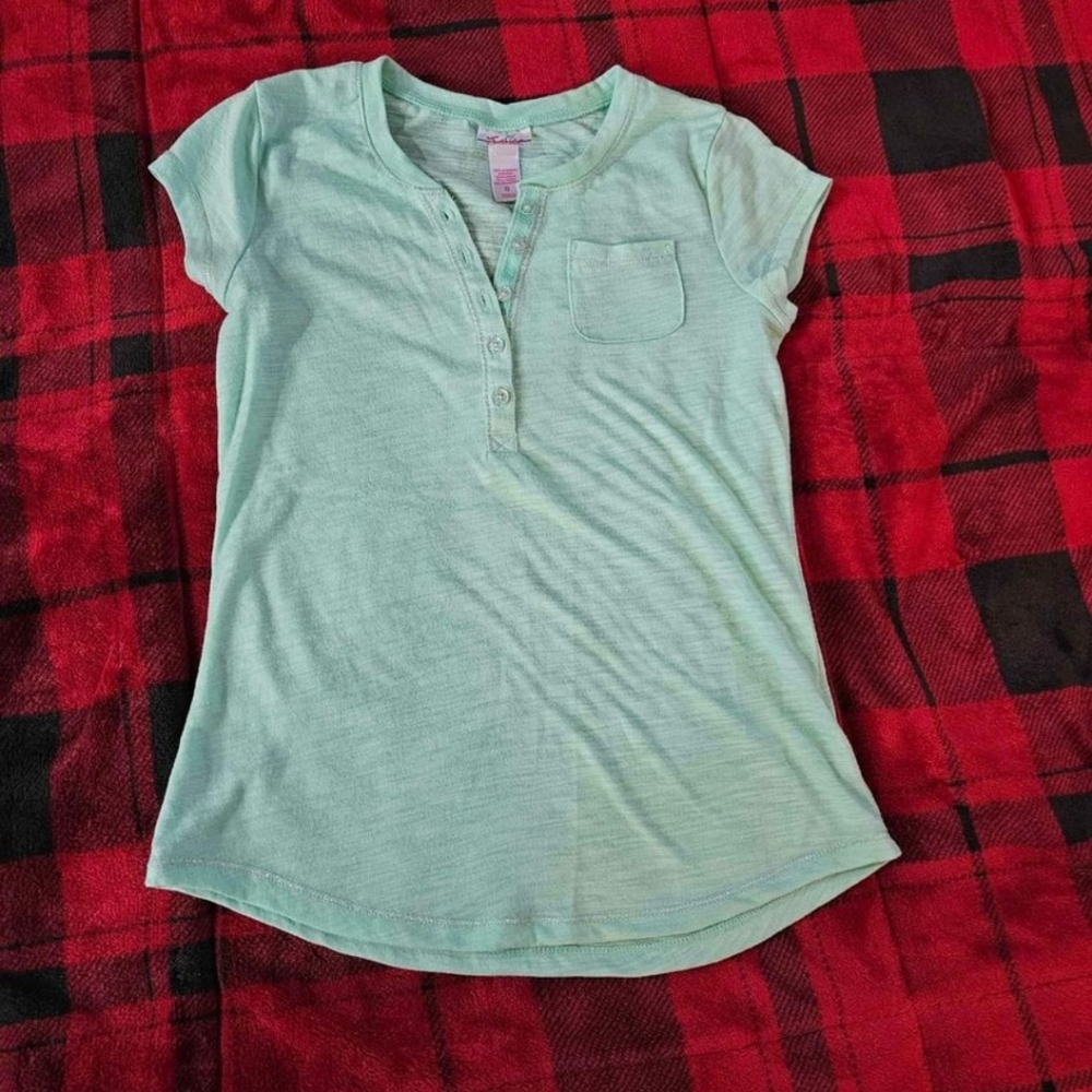 #817- girls shirt size 8